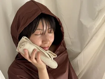 よもぎ蒸しでくつろぐ女性